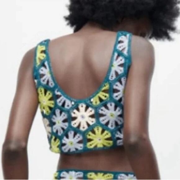Zara Women's Multicolor Crochet Knit Flower Crop Tank Top Size Medium - Picture 2 of 4